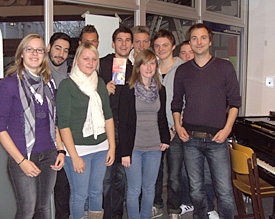 Der Pianist Herbert Schuch (r.) bringt Sch&uuml;lerinnen und Sch&uuml;lern der Stufe 12 die Musik Maurice Ravels n&auml;her 