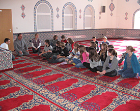 Der Imam der muslimischen Gemeinde in H&uuml;rth beantwortet die Fragen der Sechstkl&auml;ssler vom EMG