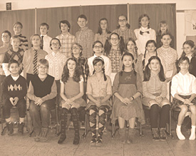 Wie ein Bild aus l&auml;ngst vergangenen Tagen: Die Klasse 6d begibt sich f&uuml;r das Schuljubil&auml;um auf Zeitreise begeben 