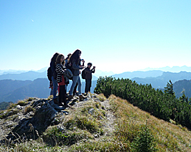 Kaiserwetter in den Alpen: Sch&uuml;lerinnen der 9d und Begleitlehrer Elmar Frensch greifen reflexartig zur Kamera 