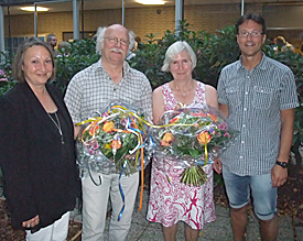 Nicht nur Blumen: Schulleiterin G. H&uuml;ntemann (l.) und Vize M. Welz (r.) verabschieden Ilse Sch&uuml;ren und Werner K&auml;mper 