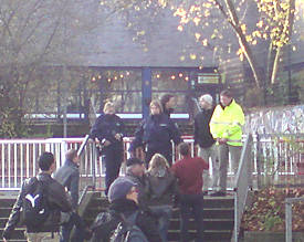 Alarmstimmung: Die Polizeibeamten sorgen durch engen Kontakt zum Lehrpersonal f&uuml;r eine angemssene Kommunikation