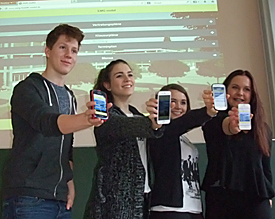 Nicht nur die Sch�lervertretung (Emil, Nicole, Elvira und Pauline, v.l.) freut sich �ber die neue EMG-App 