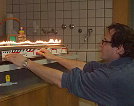 Feuer und Flamme f&uuml;r die Physik: Dr. Oscar Asvany misst am Kundtschen Rohr die L&auml;nge einer Schallwelle 