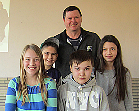 Polizei-Hauptkommissar Czuck hat f�r die Sch�ler gute Argumente f�r Vorsicht gegen�ber Internet und Smartphones 