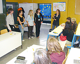 Vertreter verschiedener Austausch-Organisationen stehen interssierten Sch&uuml;lern und Eltern Rede und Antwort 