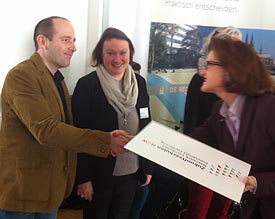 Freude bei Thomas Knechten und Gabriele H�ntemann: Regierungspr�sidentin Walsken �bergibt die Auszeichnung 