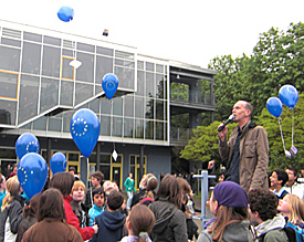 Mit dem Wind nach Westen: Bernhard Streerath gibt am Europatag das Startsignal für mehrere Dutzend Luftballons 