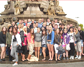 Treffpunkt Columbus-Statue: Trotz Regens startet die EMG-Truppe voller Elan in eine ereignisreiche Barcelona-Woche 