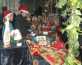 Mit liebevoll dekorierten Basarst&auml;nden sorgten Sch&uuml;ler und Eltern f&uuml;r Weihnachtsstimmung in der Bonnstra&szlig;e