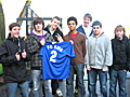 Die Basketballer Karl, Florian, Sven, Joel, Andreas, Fabian und Patrice pr&auml;sentieren das Trikot ihrer Schule 