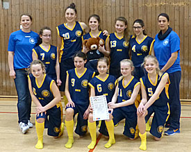 Fairplay: Trotz sportlicher Rivalit�t ist das gemischte Gruppenfoto mit den M�dchen aus Z�lpich eine Selbstverst�ndlichkeit