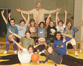 Die erfolgreiche M&auml;dchen-Basketball-AG der Stufe 6 mit ihrem Trainer Andreas Aust (Bildmitte, oben) 