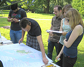 Unter den Blicken von EMG-Lehrer Thomas Knechten (Bildmitte) studiert Alexander aus der Stufe 13 den Parkplan 