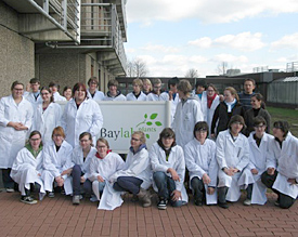 Die 9b begleitet von Andrea Gronendahl, Nesine Ucal und Lukas Salamon hat die Schulb&uuml;cher gegen Laborkittel getauscht 