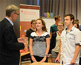 Prominenter Dozent: ZDF-Fernsehjornalist Elmar Theve&szlig;en (l.) trifft EMG-Sch&uuml;ler, darunter Lena Roth (m.) 