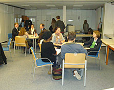 Engagierte Eltern beantworten im Speeddating-Verfahren den Sch&uuml;lerinnen und Sch&uuml;lern Fragen zu ihrem Beruf 