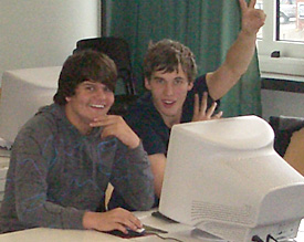 Die Informatik-Talente Fynn-Ole und Robin bearbeiten die Biber-Aufgaben mit deutlich erkennbarer Freude 