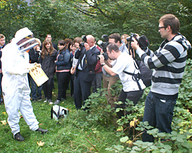 Hohes Medieninteresse: Lehrkraft Benjamin Bizer und seine Imkerei-AG stellen der &Ouml;ffentlichkeit das EMG-Bienenprojekt vor 