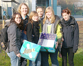 Die Bienen-AG braucht Honiggl&auml;ser, in denen im Sommer der erste EMG-Honig abgef&uuml;llt werden soll 