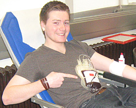 Gute Laune bei der Blutspende: Fabian Weber aus der Jahrgangsstufe 13 spendet einen halben Liter Blut