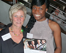 Bobeth (r.) erh&auml;lt von der Landeskoordinatorin Martina Hackl&auml;nder (l.) die Urkunde f&uuml;r das START-Stipendiat