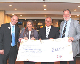 C&A-Filialleiter K.-H. Wandke, G. H&uuml;ntemann, Gesch&auml;ftsf&uuml;hrer des F&ouml;rdervereins H. Schmitz und B&uuml;rgermeister W. Boecker