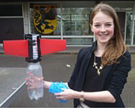 R&uuml;cksto&szlig; aus dem Wasserdruck: Charlotteaus der Stufe 8 pr&auml;sentiert ihre beim LNU-Ferienkurs gebaute Rakete 