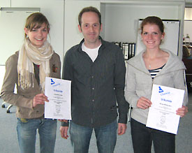 Julia Heinrichs (l.) und Sonja Wittemann (r.) pr&auml;sentieren zusammen mit Betreuer Thomas Knechten ihre Urkunden