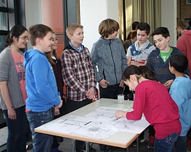 Gro�er Spa� beim MINT-Wochenendkurs: Jacqueline und ihre Mitstreiter bekommen einen Einblick in die 