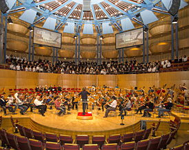 Der EMG-Sch&uuml;lerchor (oben) gibt zusammen mit dem WDR-Sinfonieorchester das "Zigeunerlebe" zum Besten 