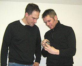 Schr&ouml;der und Klose (v.r.) erkunden die Rechenmaschine "Curta", die ab 1940 in Liechtenstein gefertigt wurde 