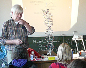 Dr. Matthias Cramer sorgt mit seiner Vorlesung zur Molekular- genetik f&uuml;r einen H&ouml;hepunkt des Dies Academicus 2009 