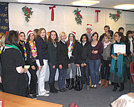 Gabriele H&uuml;ntemann (l.) und Alda Vittoria (r.) nehmen die Ehrung f&uuml;r die erfolgreichen DELF-Diplomanten vor 