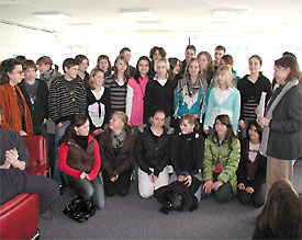 SchulleiterinGabriele H&uuml;ntemann (r.) gratuliert den insgesamt 37 Sch&uuml;lerinnen und Sch&uuml;lern zum DELF-Diplom 