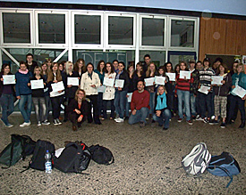 Gabriele H&uuml;ntemann (Bildmitte) im Kreis der 63 erfolgreichen Teilnehmerinnen und Teilnehmer des DELF-Programms 