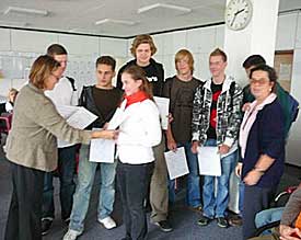 Schulleiterin Gabriele H&uuml;ntemann gratuliert sieben Sch&uuml;lerinnen und Sch&uuml;lern des EMG zum DELF-Diplom 