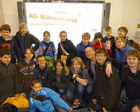 Gruppenbild vor Smartboard: Die B&uuml;hnentechnik-AG unter der Leitung von &acute;Bernhard Streerath (unten, 3.v.r.) auf der didacta 