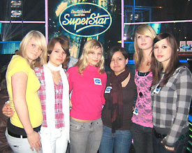 Ann-Cathrin, Jenny, Lisa, Blerina, Tina und Ruth (v.l.) aus der 10 d vor der Showb&uuml;hne der DSDS-Mottoshow 