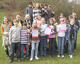 Die Klasse 5c unter der Leitung von Thekla von Dombois (rechts) freut sich &uuml;ber die Ehrung des B&uuml;rgermeisters 