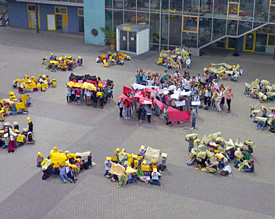 Sch&uuml;lerinnen und Sch&uuml;ler der Stufen 5, 7, 8, 9 und 11 bilden Europa- sowie die deutsche und polnische Flagge 