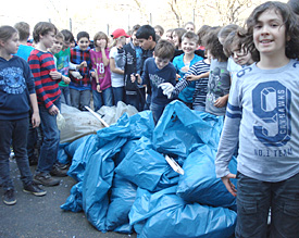 Fette Beute: Die EMG-F&uuml;nftkl&auml;ssler holen beim Fr&uuml;hjahrsputz den M&uuml;ll s&auml;ckeweise vom Schulgel&auml;nde 