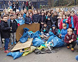 Fette Beute: Die Schüler der Stufe 5 stießen beim Frühjahrsputz rund ums EMG einmal mehr auf skurrile Funde