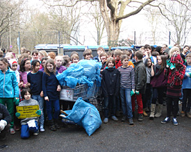 Auch bei Fr&uuml;hjahrsputz 2013 machten die F&uuml;nftkl&auml;ssler des EMG wieder fette Beute 