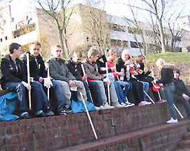 Pause beim Putzen: Sch&uuml;lerinnen und Sch&uuml;ler unterst&uuml;tzen die M&uuml;llsammelaktion der Stadtwerke H&uuml;rth 