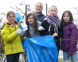 Die Sch&uuml;ler und Sch&uuml;lerinnen der Klasse 5 zeigten beim M&uuml;llsammeln auf dem EMG-Gel&auml;nde keine Hemmungen 