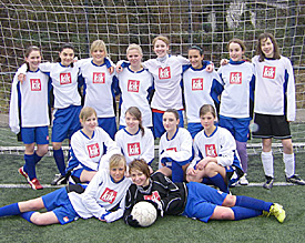 Die Fu&szlig;ballerinnen vom EMG zeigten sich bei ihrem ersten Turniereinsatz als echte Einheit 