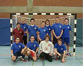 Elmar Frensch (l.) und das erfolgreiche EMG-Handballteam