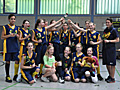 Die U13-M&auml;dchen des H&uuml;rther BC feiern zusammen mit Trainerin Steffi Lippold (r.) ihren gro&szlig;en Tag