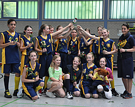 Die U13-M&auml;dchen des H&uuml;rther BC feiern zusammen mit Trainerin Steffi Lippold ihren gro&szlig;en Tag 